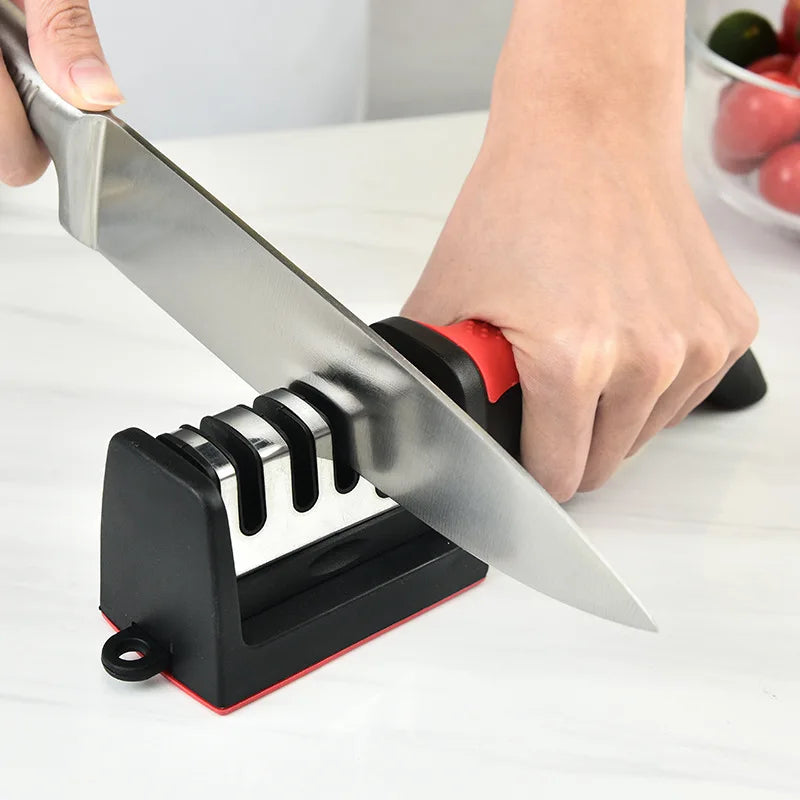 Afiador de facas profissional 4 em 1 com base antiderrapante afiando uma faca de cozinha de forma prática e segura.