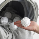 Bolas magnéticas removedoras de pelos sendo utilizadas dentro de uma máquina de lavar roupas para ajudar na remoção de cabelos, fiapos e pelos de animais.