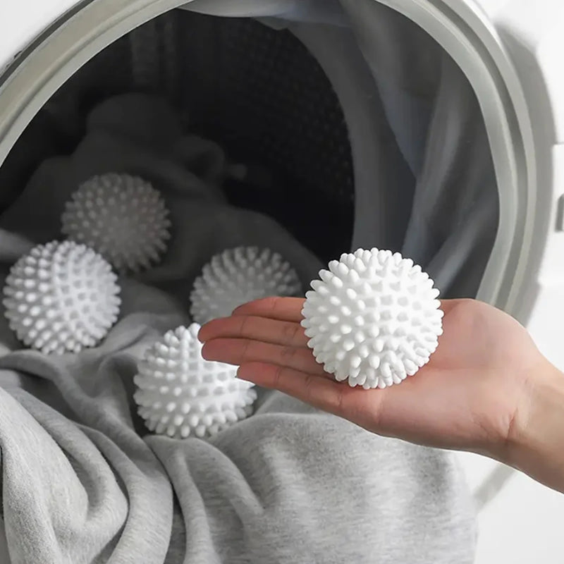 Bolas magnéticas removedoras de pelos sendo utilizadas dentro de uma máquina de lavar roupas para ajudar na remoção de cabelos, fiapos e pelos de animais.