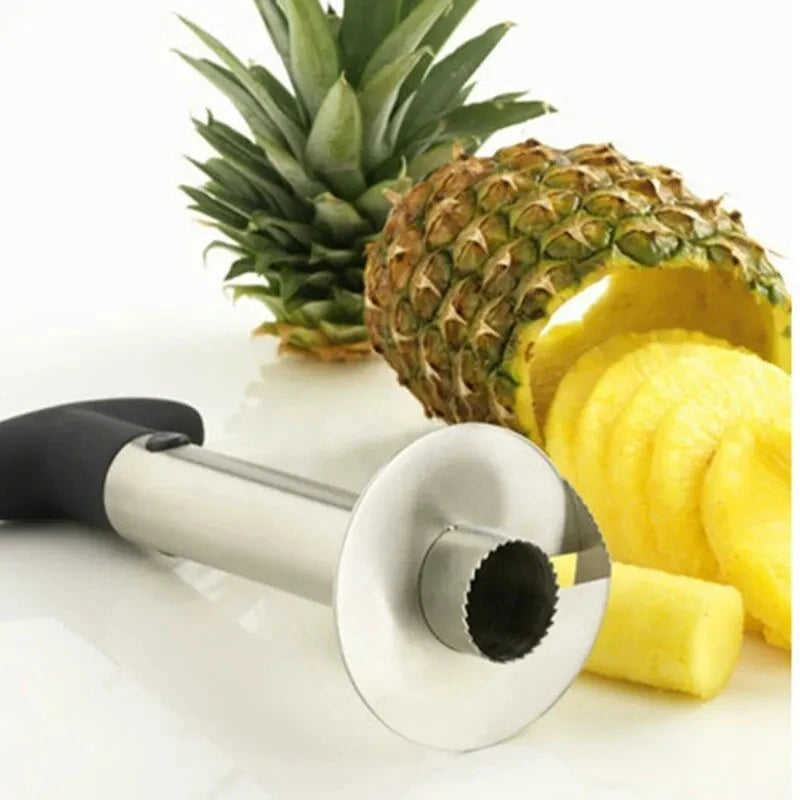 Descascador e fatiador de abacaxi em aço inoxidável removendo a polpa da fruta de forma rápida e uniforme.