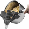 Escorredor de macarrão com clipe ajustável encaixado em panela de inox escorrendo água quente de forma prática e segura.