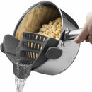 Escorredor de macarrão com clipe ajustável encaixado em panela de inox escorrendo água quente de forma prática e segura.