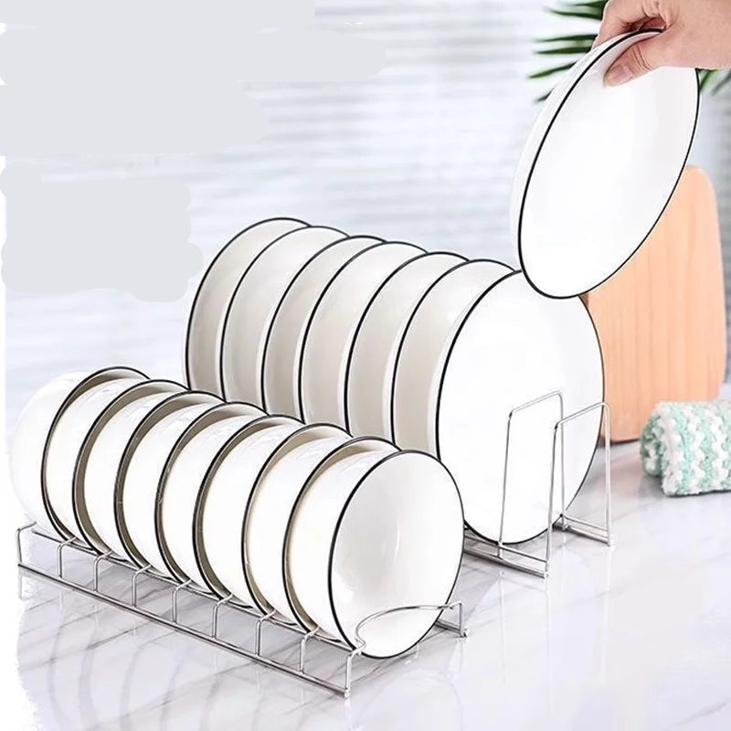 Escorredor organizador em aço inox armazenando pratos e tampas de panelas dentro de um armário de cozinha de forma organizada.