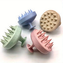 Escova massageadora de silicone para couro cabeludo e massagem corporal disponível em diversas cores, ideal para potencializar a lavagem dos cabelos durante o banho.