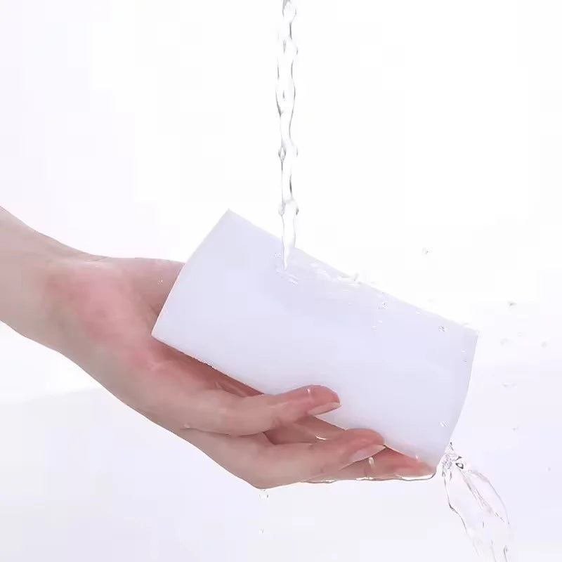 Esponja mágica de melamina para limpeza doméstica, ideal para remover manchas, gordura e sujeiras difíceis em diversas superfícies.