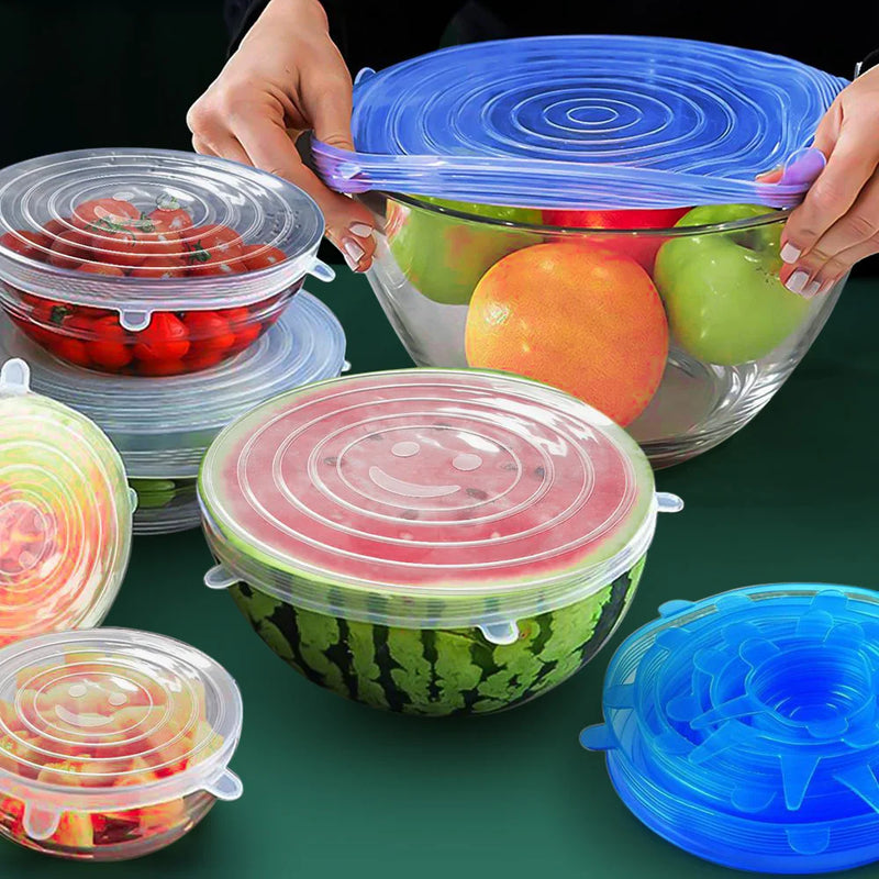 Kit de tampas de silicone elásticas reutilizáveis vedando tigelas com frutas e alimentos de diferentes tamanhos.