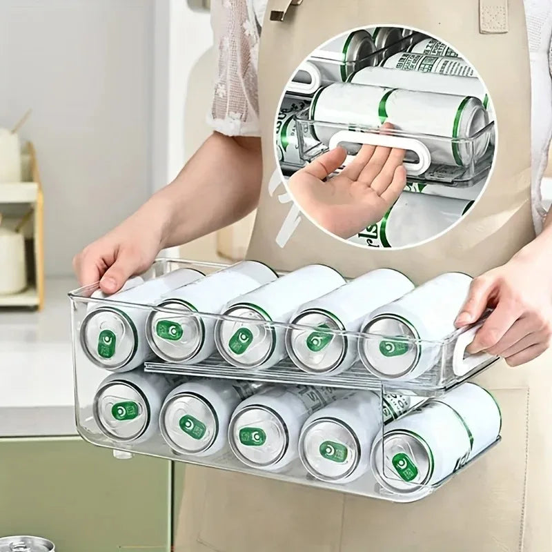 Organizador empilhável de latas em acrílico transparente para geladeira armazenando refrigerantes de forma organizada e prática.