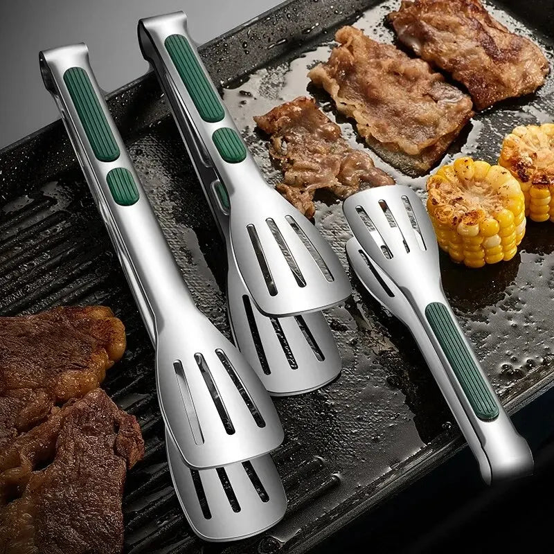 Pegador de alimentos em aço inox com cabo antiderrapante sendo utilizado para manusear carnes e legumes em uma churrasqueira.
