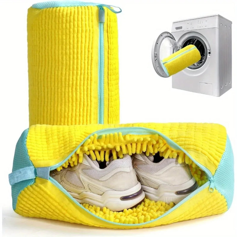 Saco acolchoado para lavar tênis na máquina, com revestimento em microfibra e fechamento em zíper, protegendo os calçados durante a lavagem.