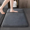 Tapete de banheiro super absorvente com superfície macia e base antiderrapante, ideal para secagem rápida e maior segurança após o banho.