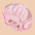 Touca de Cetim Premium para Dormir na cor rosa, com elástico confortável, ideal para proteger os cabelos, reduzir o frizz e preservar a hidratação dos fios durante o sono.